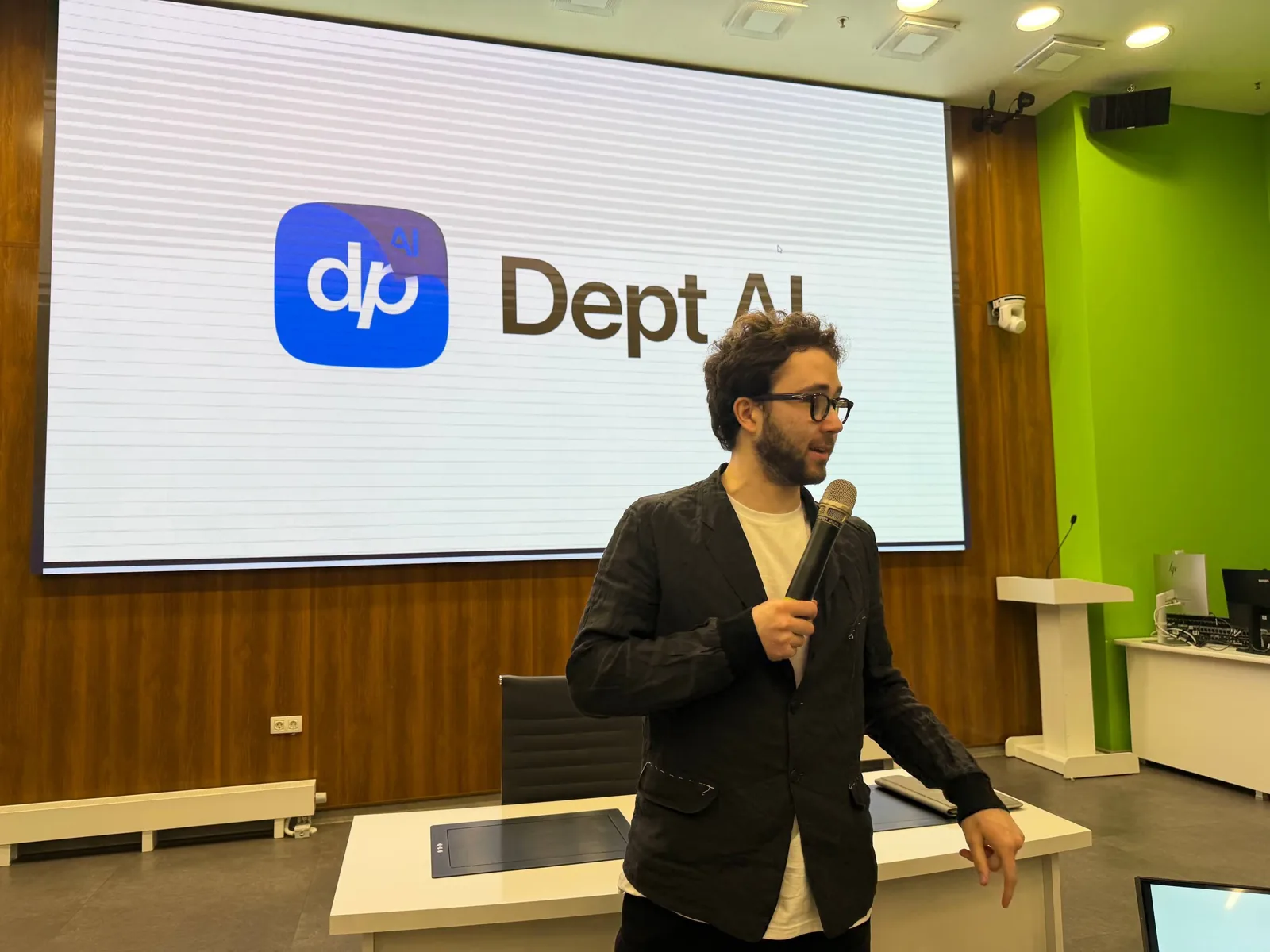 Ростислав выступает на мероприятии Dept AI